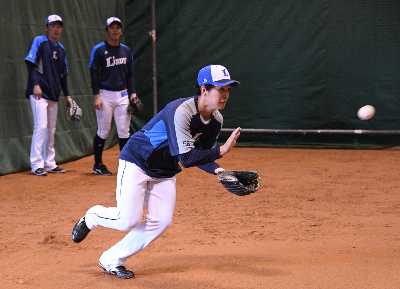 ノックを受ける西武川野（手前）。奥左から源田、山田（撮影・滝沢徹郎）