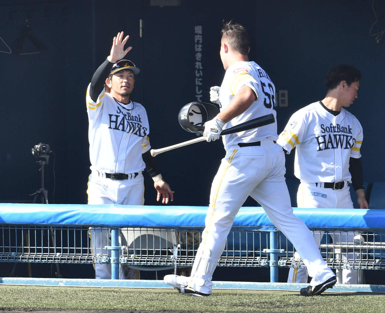 紅白戦2回裏白組1死、勝ち越しの左越え本塁打を放ったリチャード（背番号52）をベンチで迎える松田（左）、右は長谷川（撮影・岩下翔太）