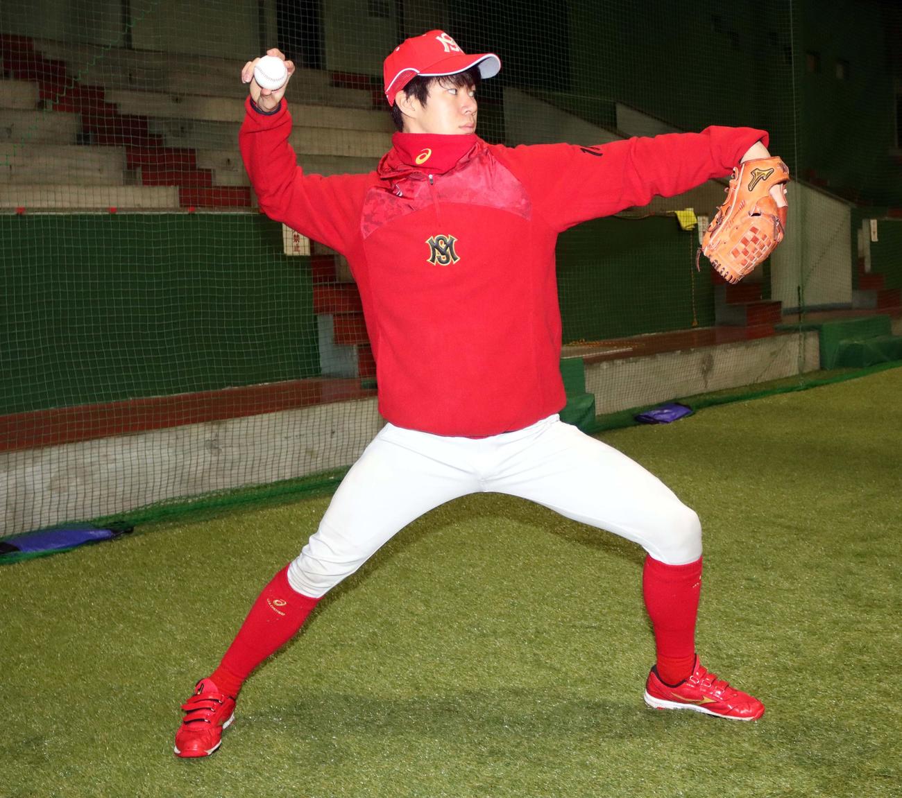 日本製鉄室蘭シャークス入りする遠藤は、リリースポイントを遅らせるためのフォーム修正に取り組んでいる（撮影・永野高輔）