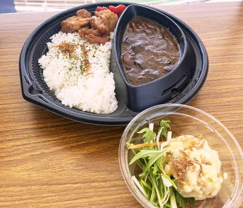 「おばぁの家」の特製ビーフカリーと唐揚げ