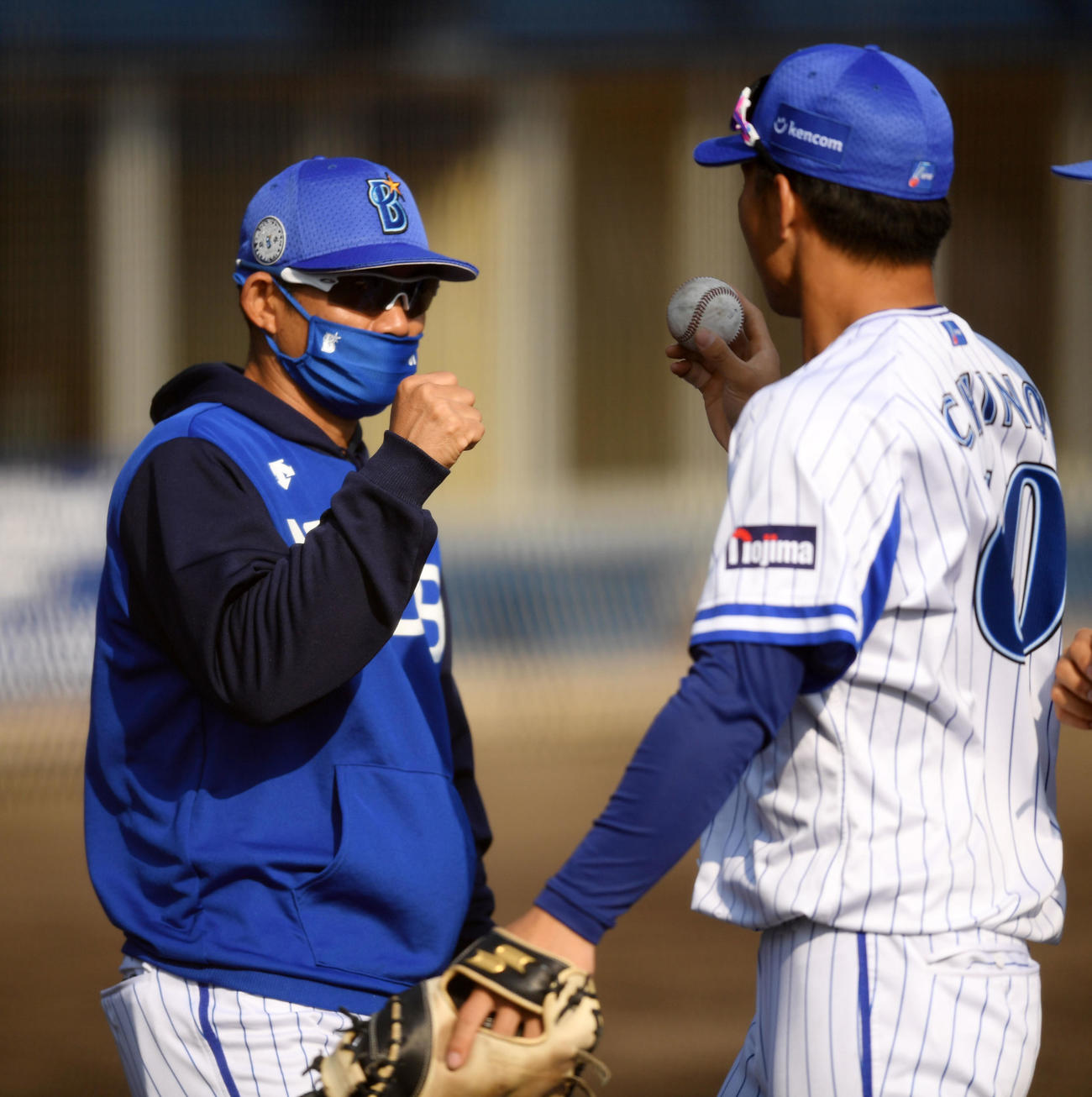 DeNA2軍対沖縄電力　沖縄電力に勝利しDeNA知野（右）からウイニングボールを渡されたが今回は受け取らなかった仁志2軍監督（撮影・横山健太）
