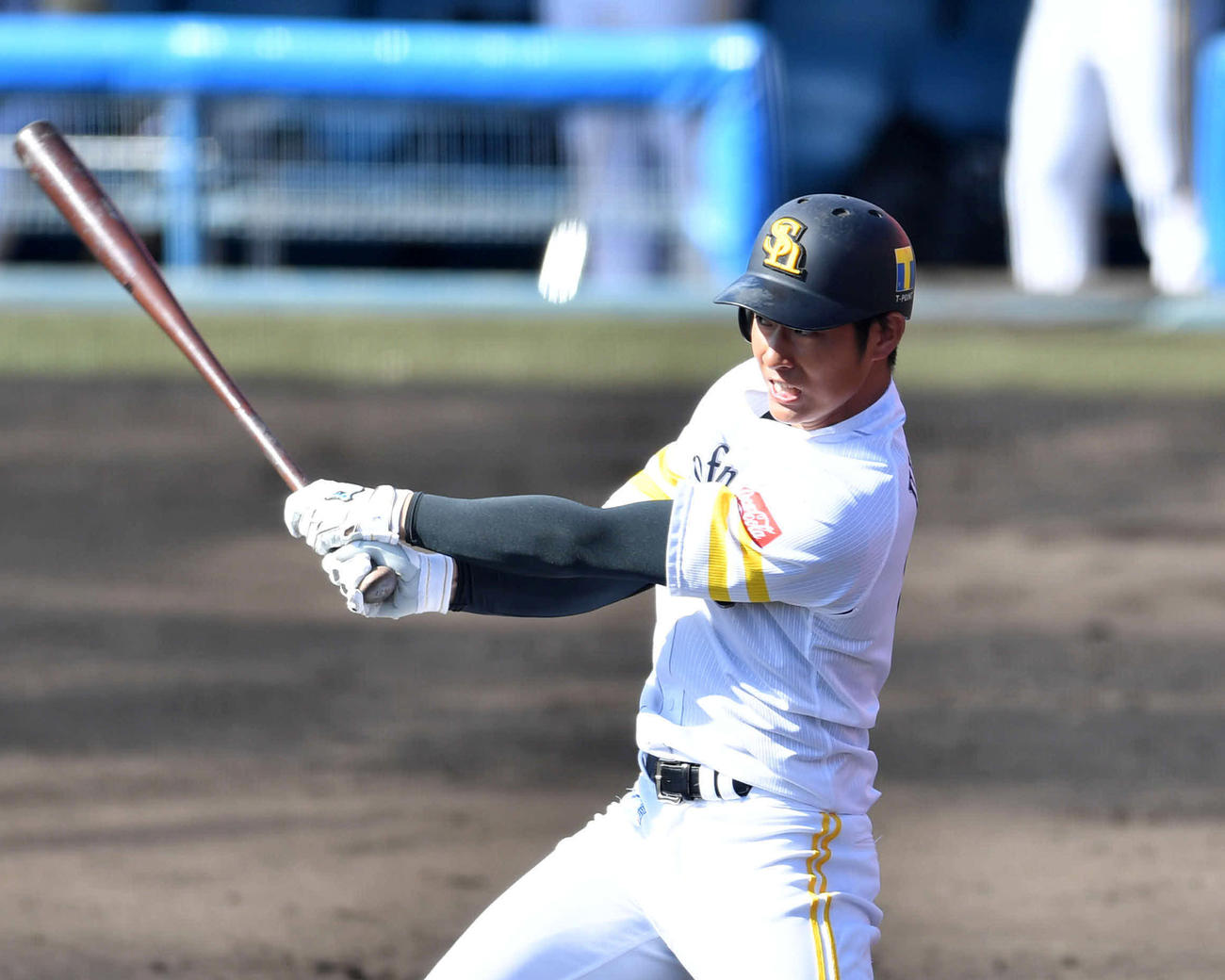 2回裏白組無死、上林は右越え本塁打を放つ（撮影・岩下翔太）
