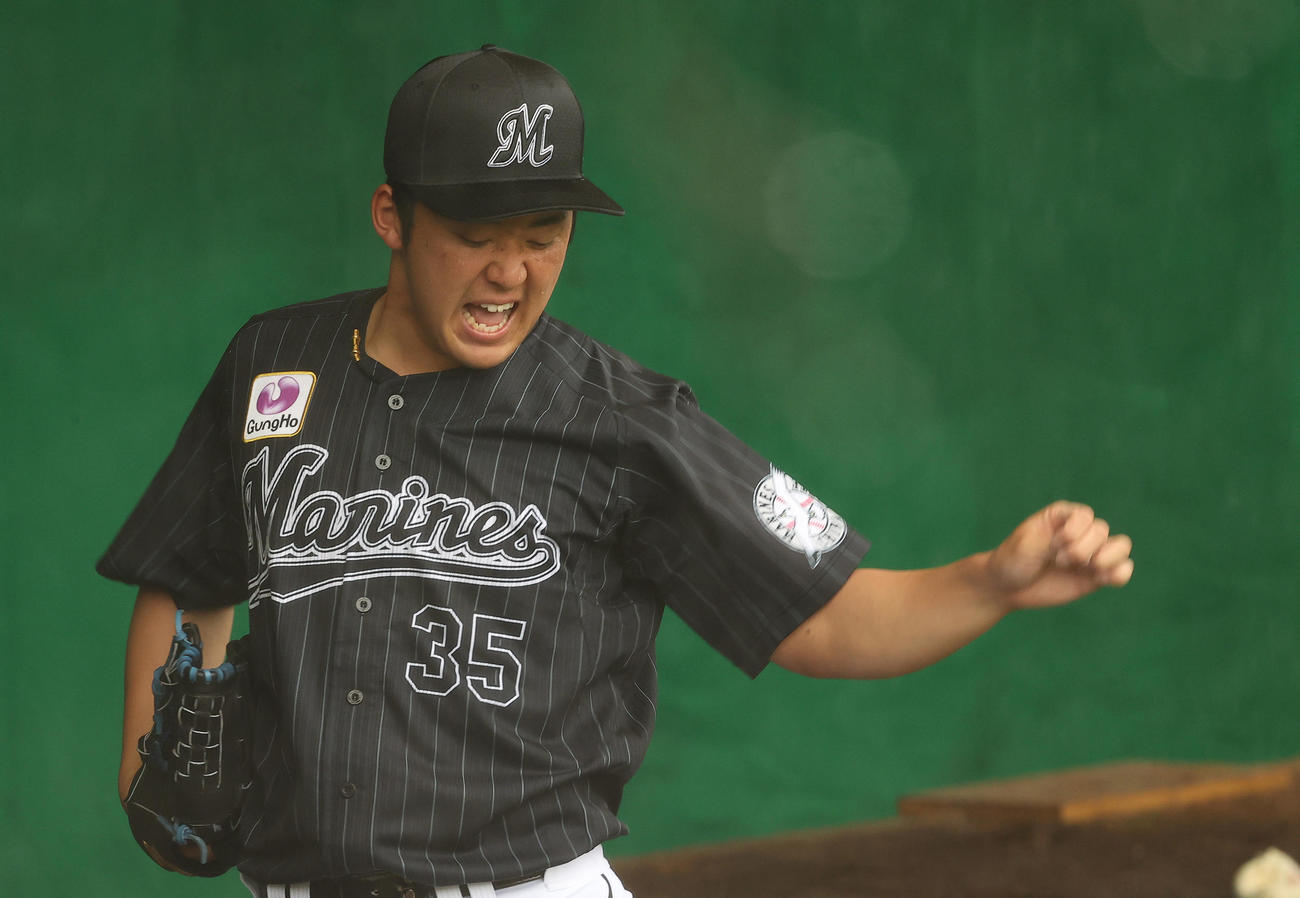 ブルペンでほえながら投球練習するロッテ鈴木（2021年2月14日撮影）