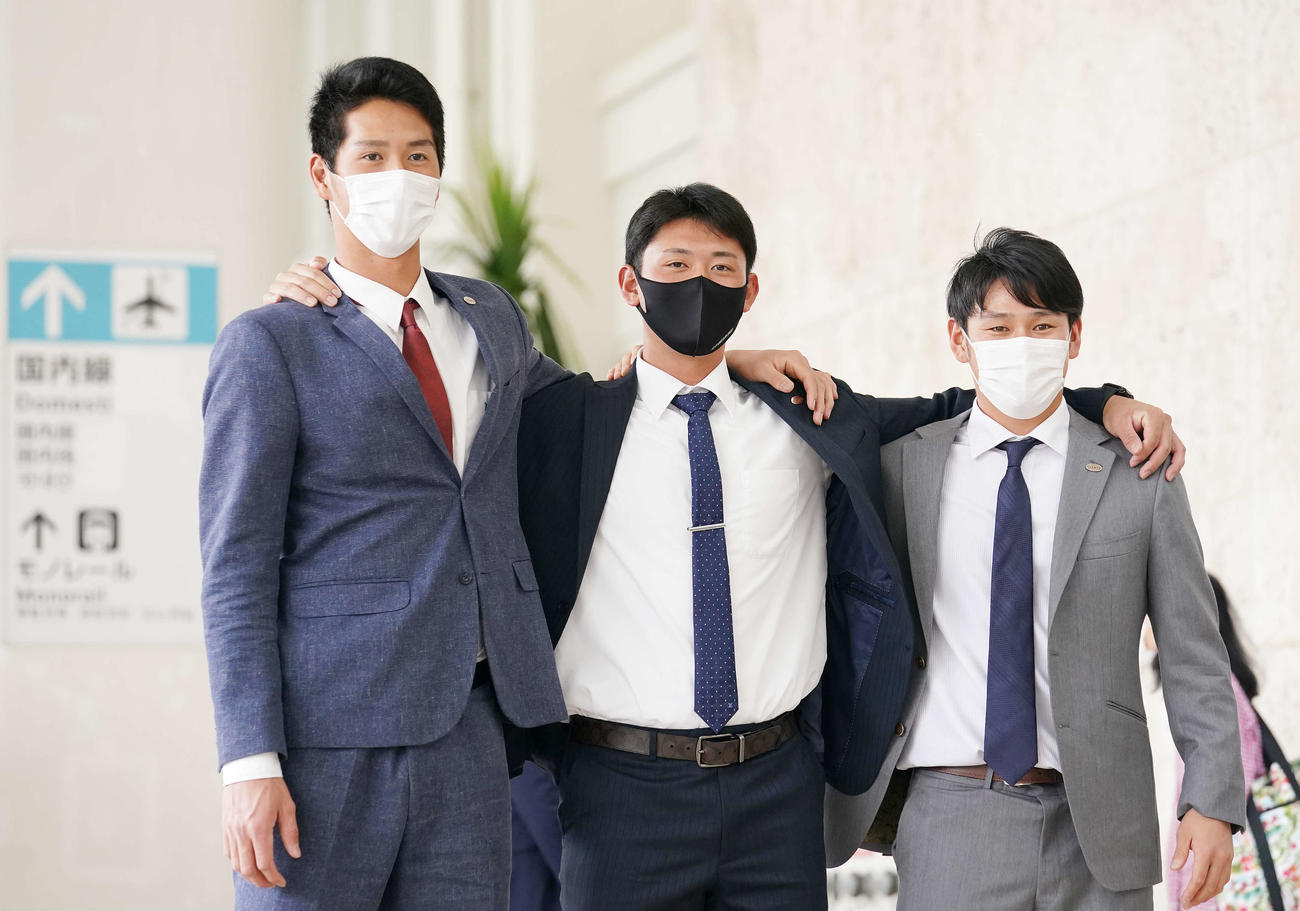 那覇に到着し笑顔肩を組む、左から巨人秋広、平内、伊藤（撮影・鈴木みどり）
