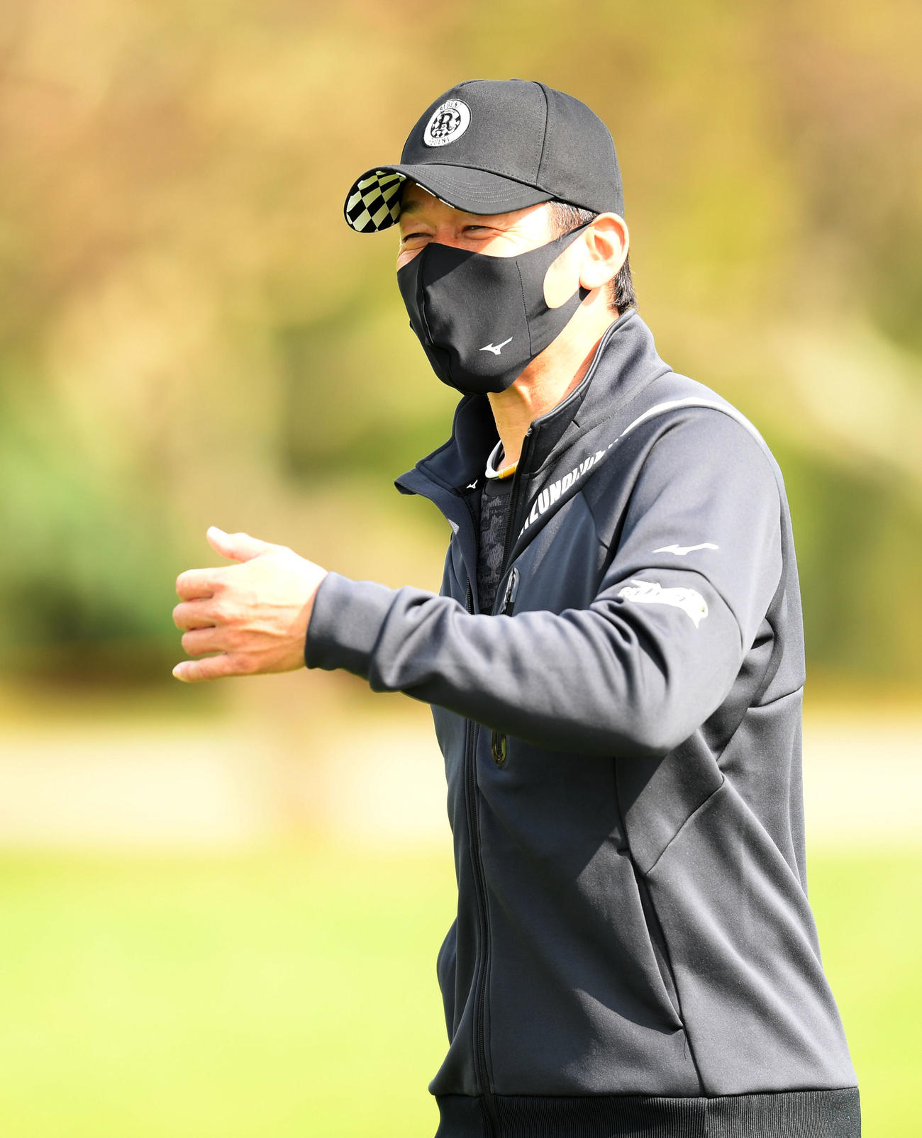 DeNA2軍対沖縄電力　2軍の選手たちに声をかけるDeNA三浦監督（撮影・横山健太）