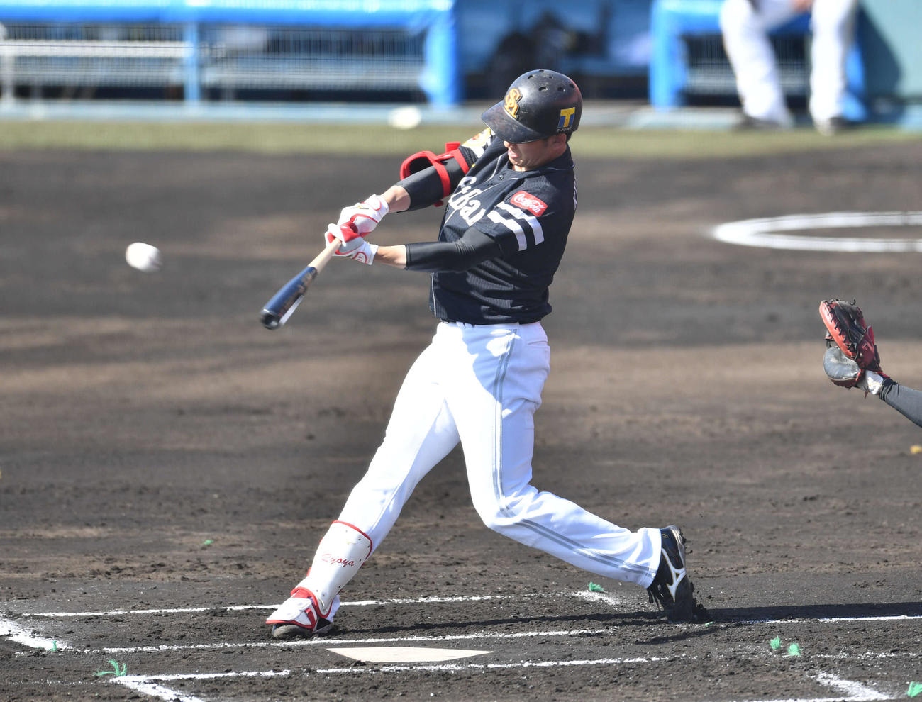紅白戦　1回表紅組1死一塁、栗原は右越え二塁打を放つ（撮影・岩下翔太）