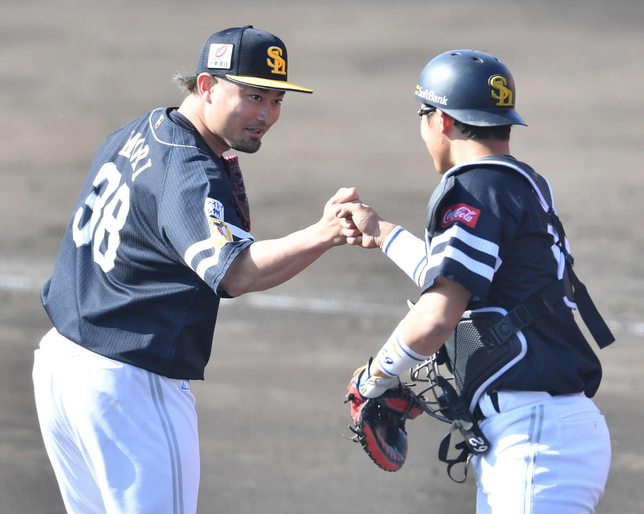 紅白戦3回裏、紅組2番手で登板した森（左）は三者凡退に抑え、海野とグータッチ（撮影・岩下翔太）
