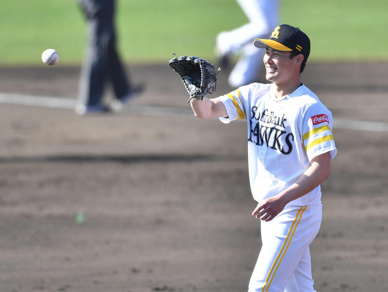 紅白戦3回表紅組無死、海野を三ゴロに抑え、笑顔を見せる笠谷（撮影・岩下翔太）