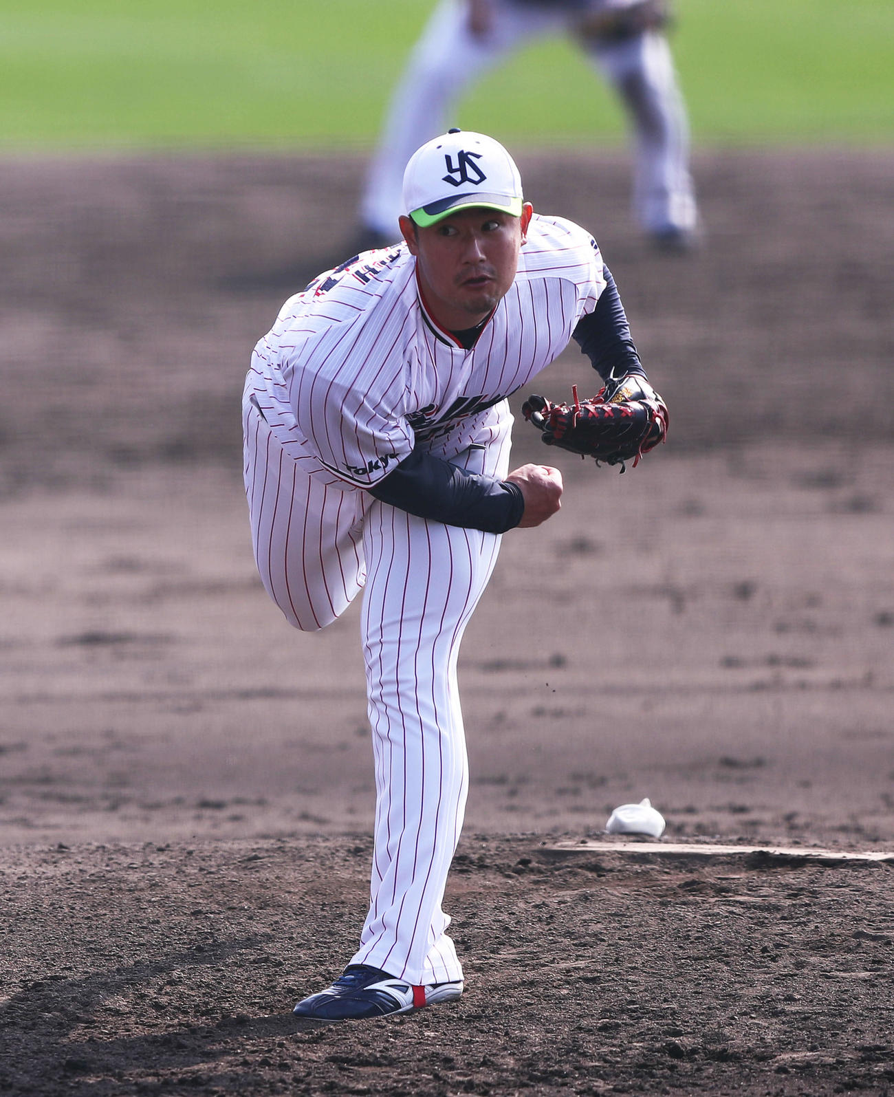 ヤクルト紅白戦　4回裏白組無死、力投する近藤（撮影・河田真司）