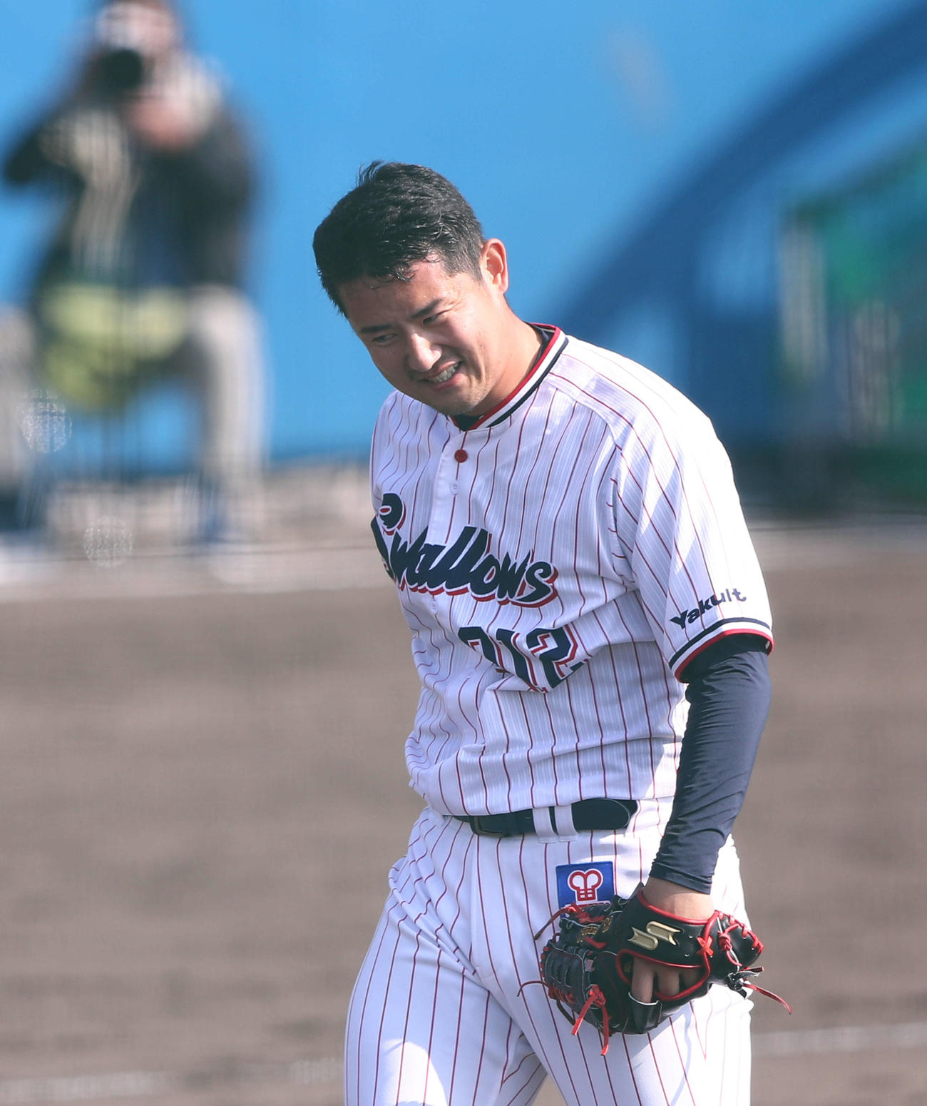 ヤクルト紅白戦　5回裏白組2死、中山を三振で抑え4－1で紅組が勝利し、笑みを浮かべる白組の近藤（撮影・河田真司）