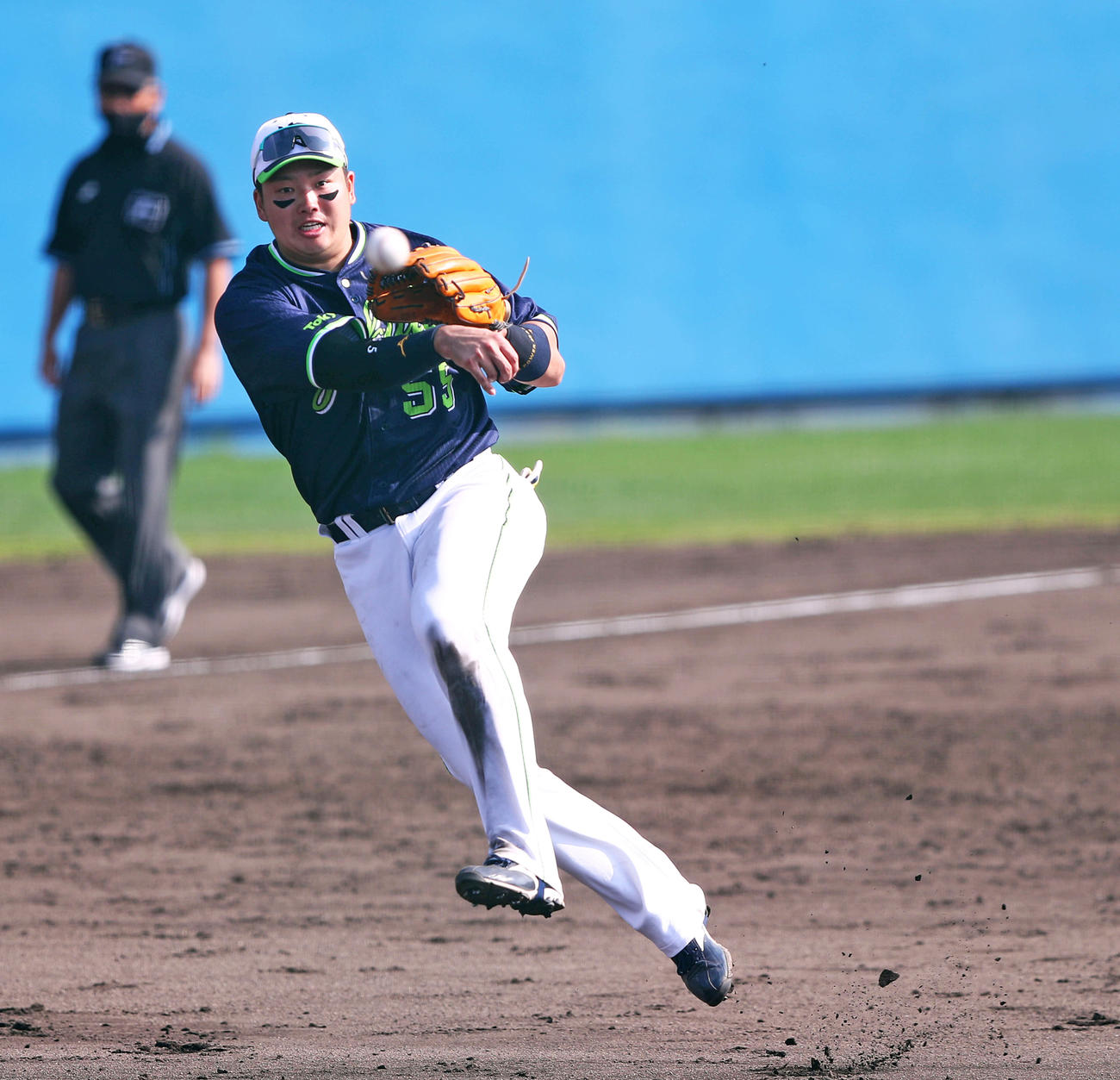 5回裏白組1死、山崎の放った三ゴロをジャンピングスローで一塁に送球する村上（撮影・河田真司）