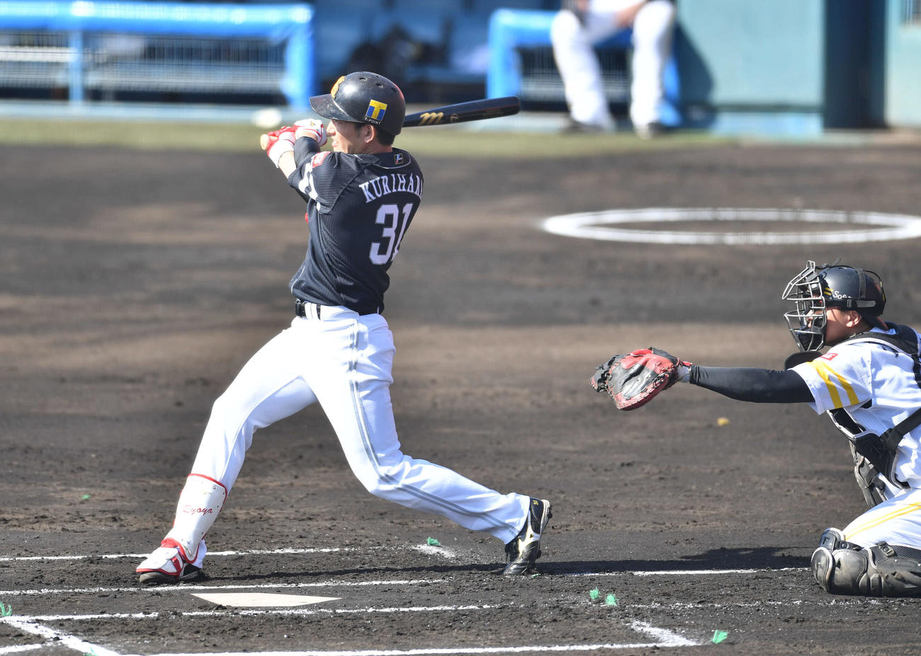 紅白戦　1回表紅組1死一塁、栗原は右越え二塁打を放つ（撮影・岩下翔太）