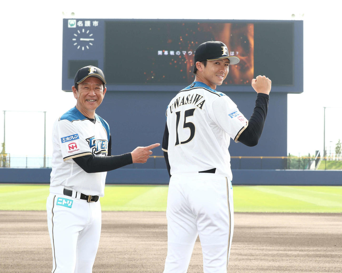 上沢（右）の背番号「15」にちなみ、15時15分に栗山監督から開幕投手が発表される（撮影・黒川智章）　　