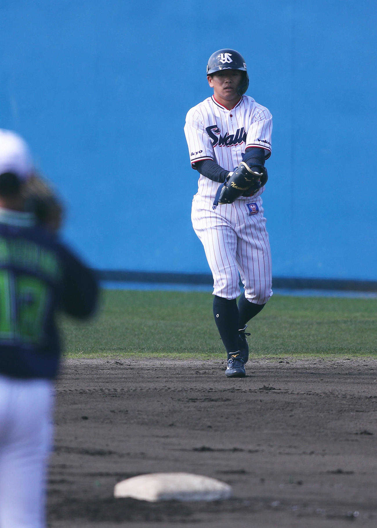 紅白戦　1回裏白組無死、初球を放ち二失で出塁した並木（撮影・河田真司）