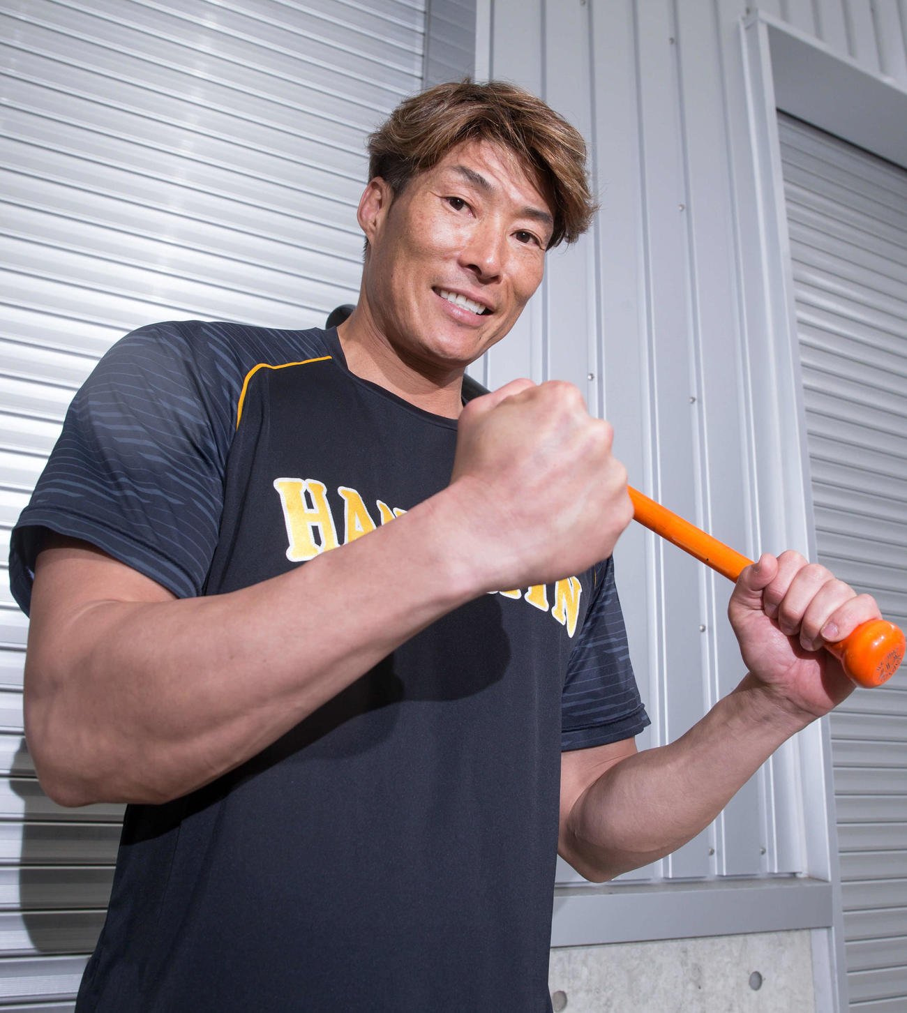 バットを手にポーズを決める糸井（撮影・上山淳一）