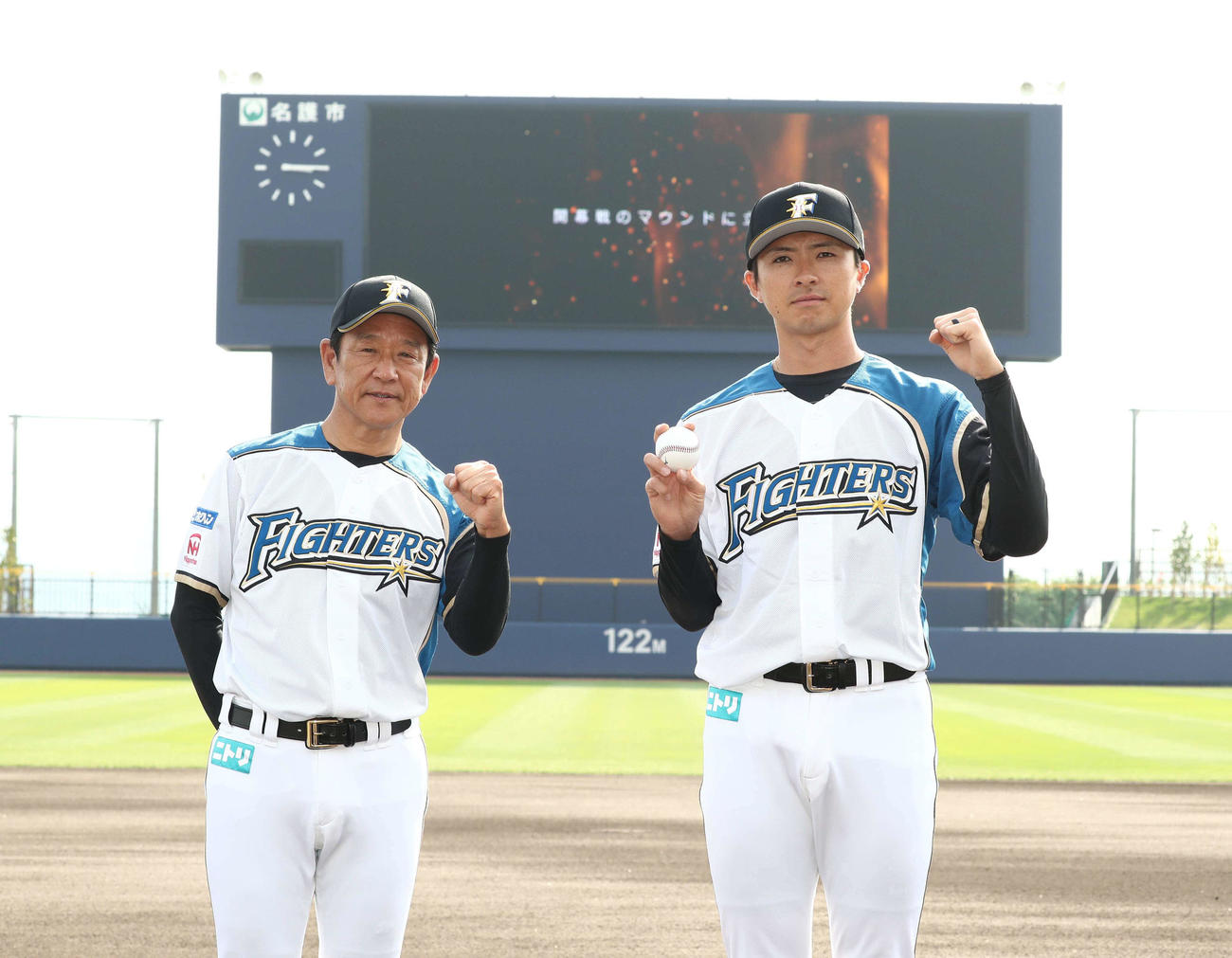 上沢（右）の背番号「15」にちなみ、15時15分に栗山監督から開幕投手が発表される（撮影・黒川智章）　　