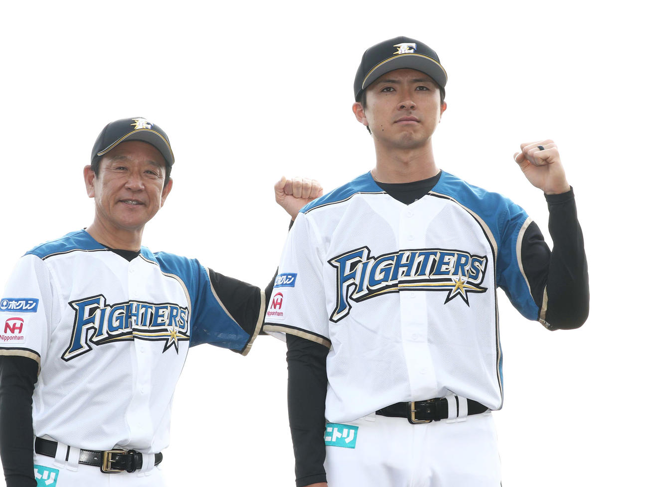 栗山監督（左）から開幕投手に指名される上沢（撮影・黒川智章）　