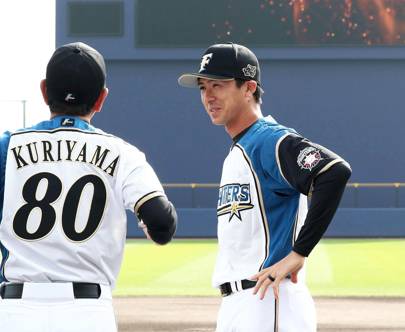 開幕投手に指名され笑顔で栗山監督と話す上沢（撮影・黒川智章）　　