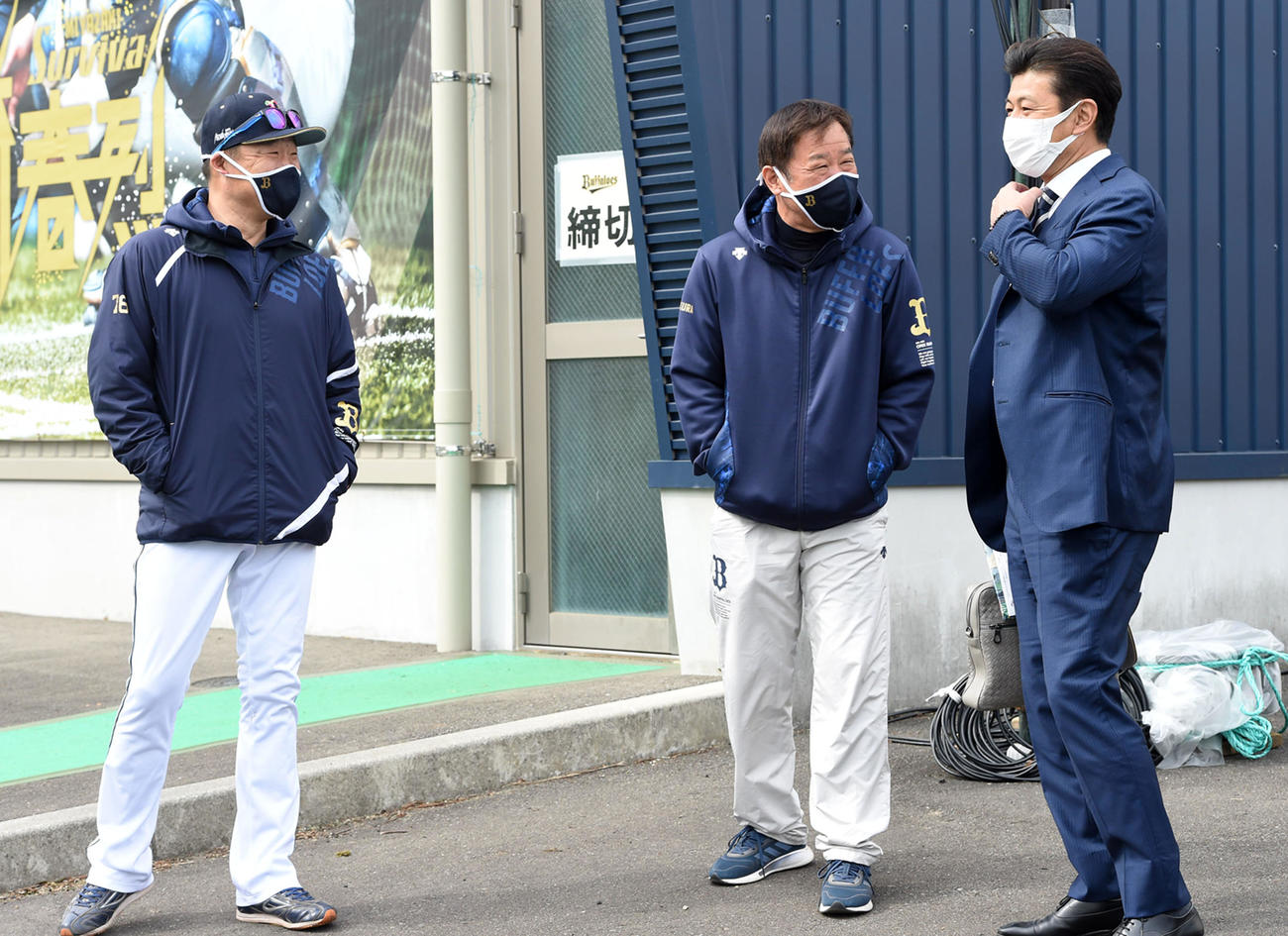 オリックスキャンプを訪れた本紙評論家の緒方孝市氏（右）と話す、左から中嶋監督、福良GM（撮影・前岡正明）