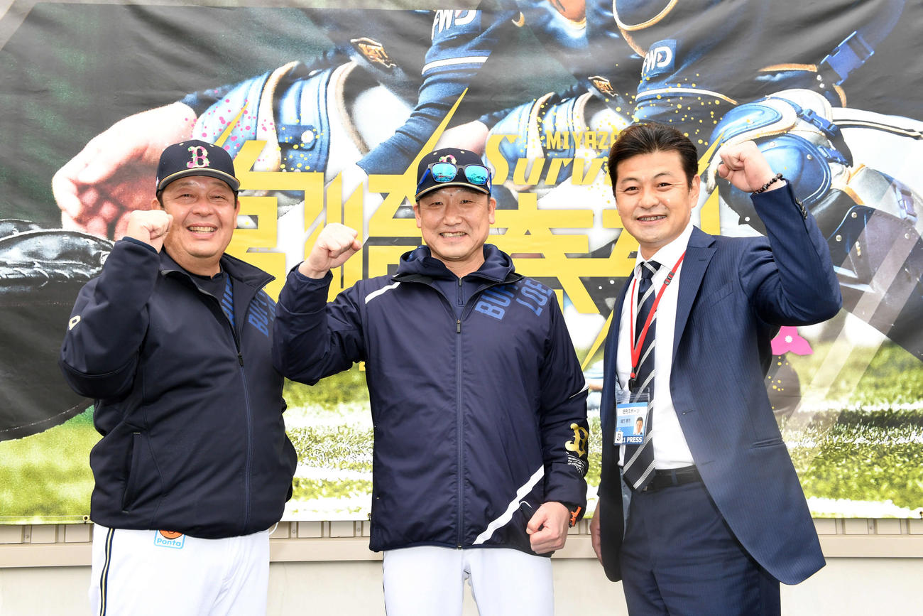 オリックスキャンプを訪れた本紙評論家の緒方孝市氏（右）は中嶋監督（中央）、水本ヘッドコーチを激励する（撮影・前岡正明）