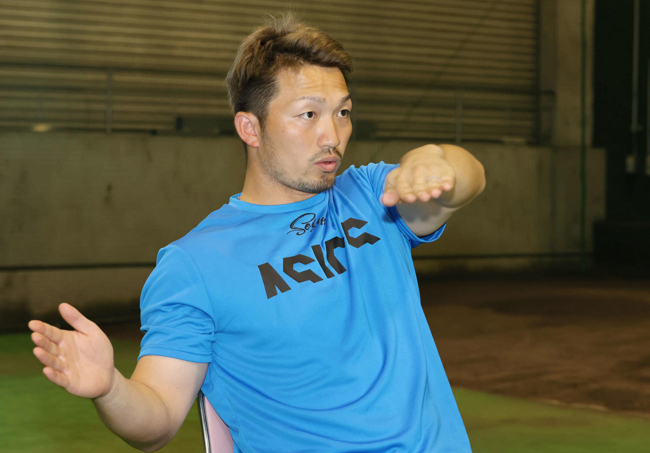 インタビューに応じる広島鈴木誠也（撮影・加藤孝規）