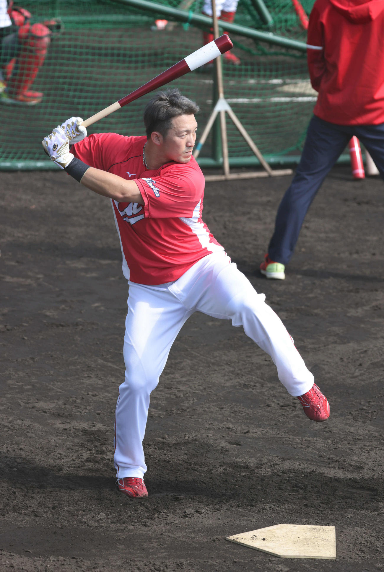 ロングティーを行う広島鈴木誠也（2021年2月1日撮影）