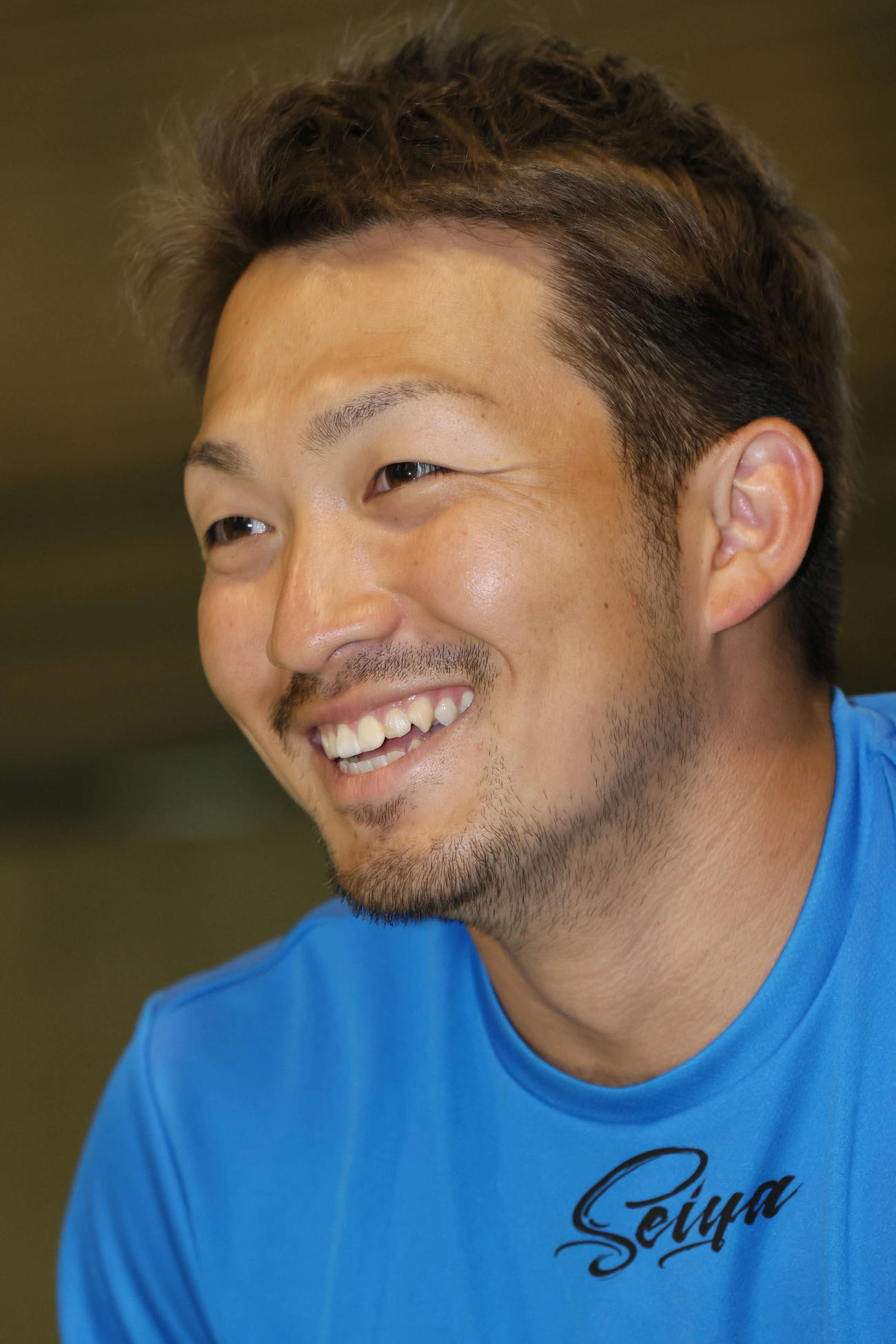笑顔でインタビューに応じる鈴木誠（撮影・加藤孝規）