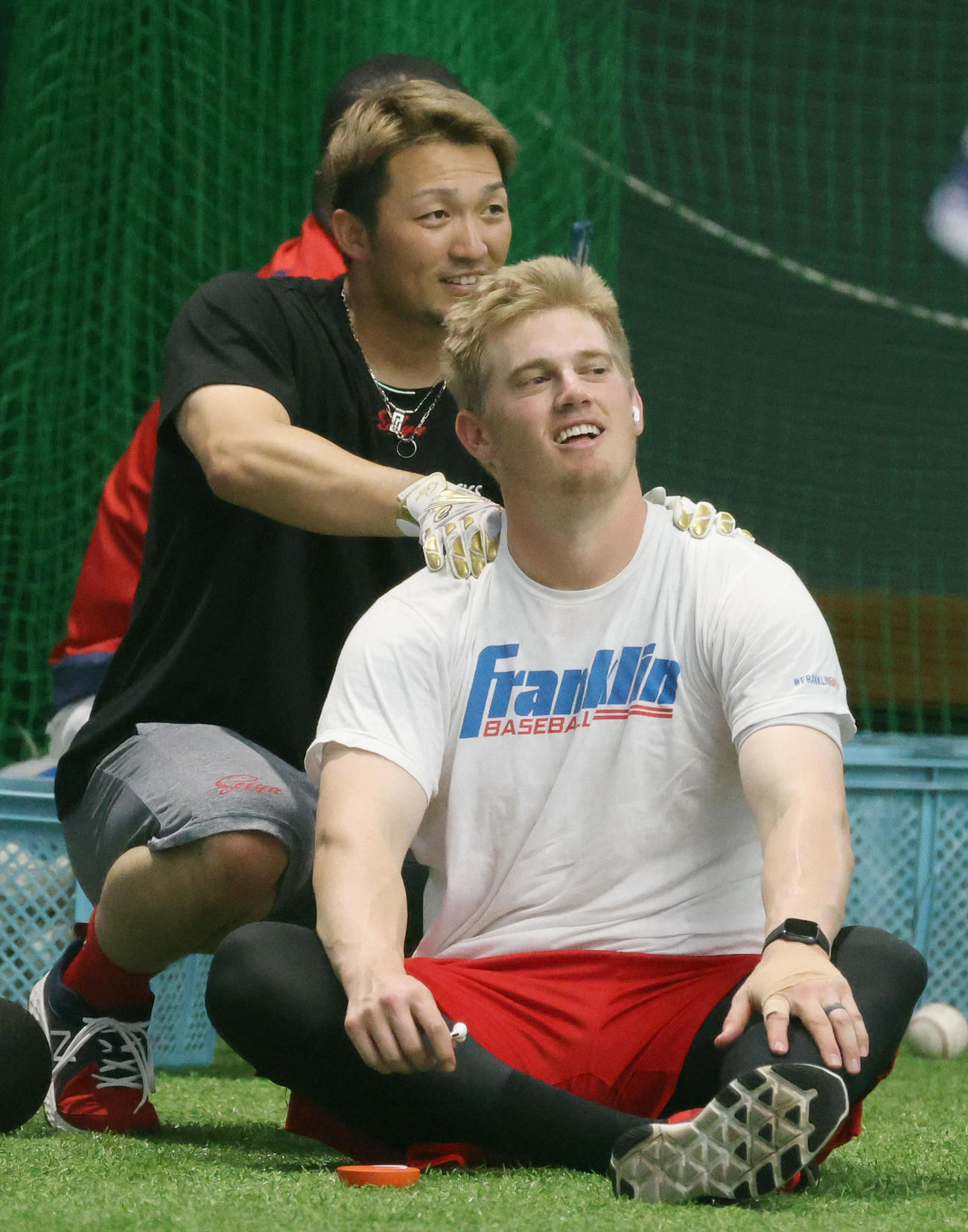14日、練習の合間にクロン（手前）の肩をもむ鈴木誠
