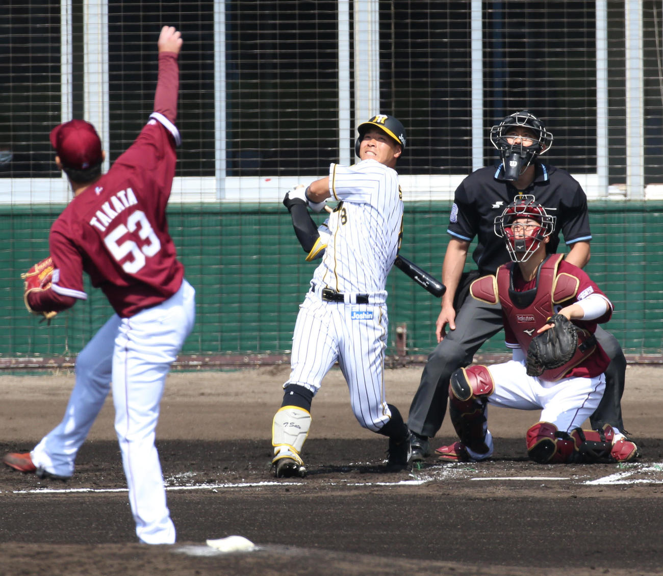 練習試合・阪神対楽天　1回表阪神1死一塁、佐藤輝明は中飛に倒れる（撮影・上山淳一）