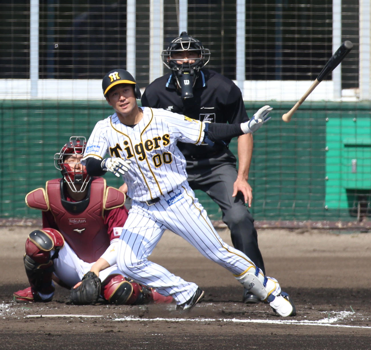 練習試合・阪神対楽天　3回裏阪神無死、山本泰寛は左中間に二塁打を放つ（撮影・上山淳一）