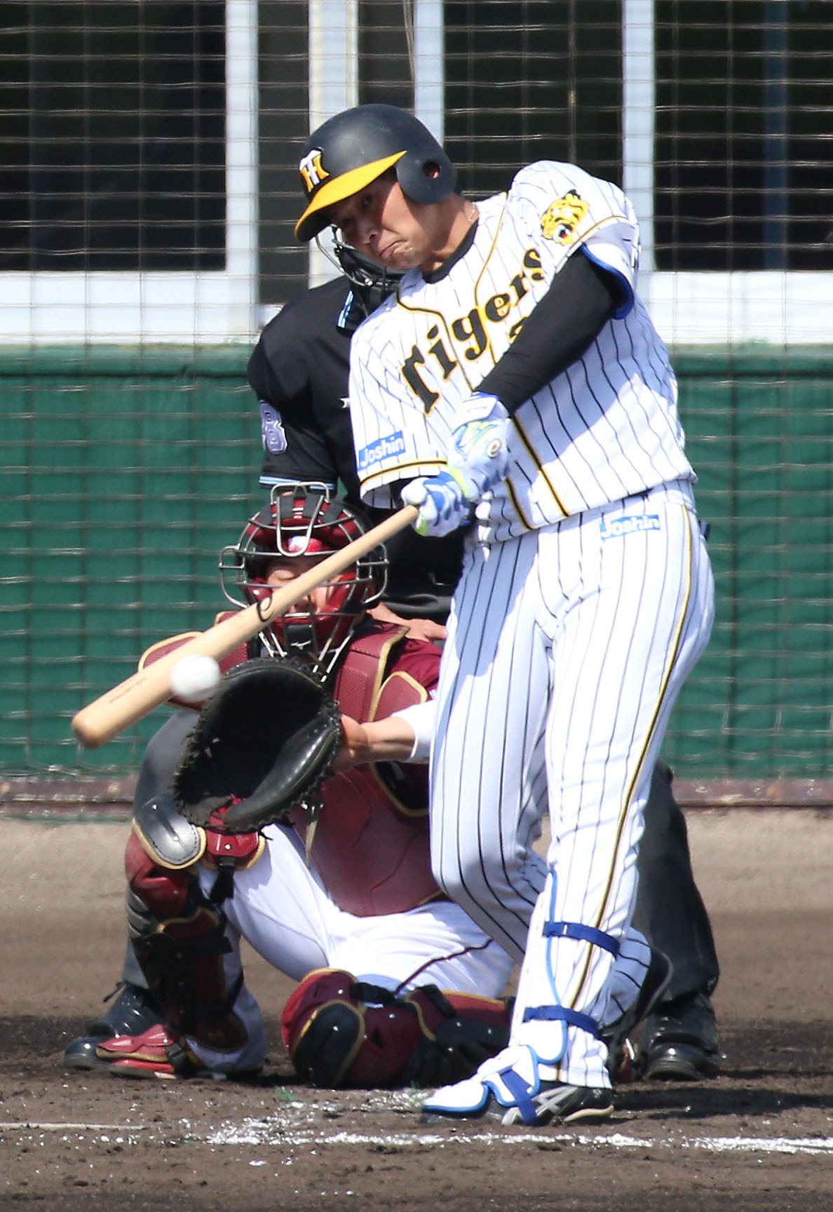練習試合・阪神対楽天　4回裏阪神無死一塁、井上広大は左翼線に二塁打を放つ（撮影・上山淳一）