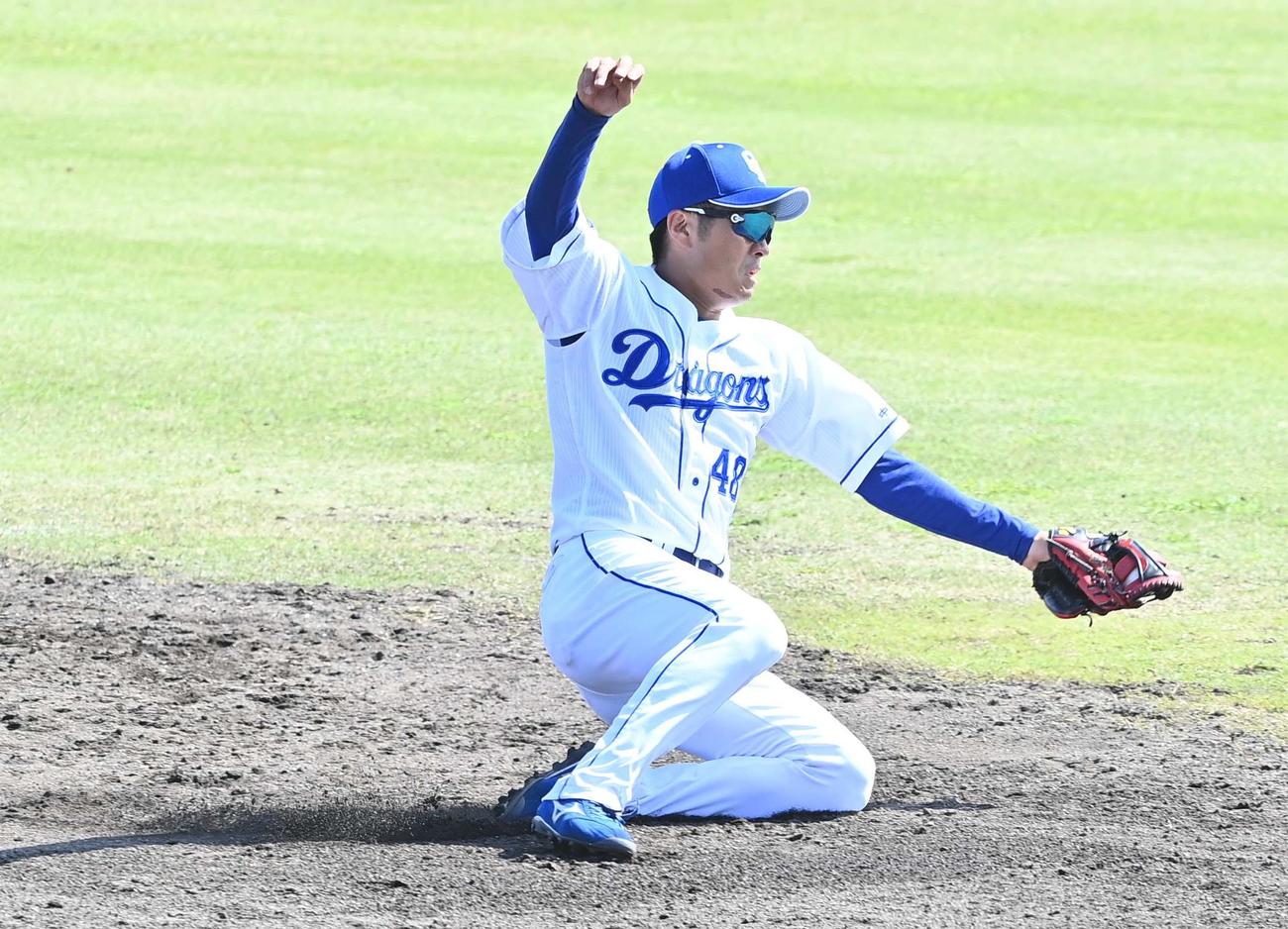 中日対日本ハム　5回表日本ハム2死一塁、近藤健介の二ゴロをさばく溝脇隼人（撮影・上田博志）＝2021年2月16日、Agreスタジアム北谷＝沖縄県北谷町