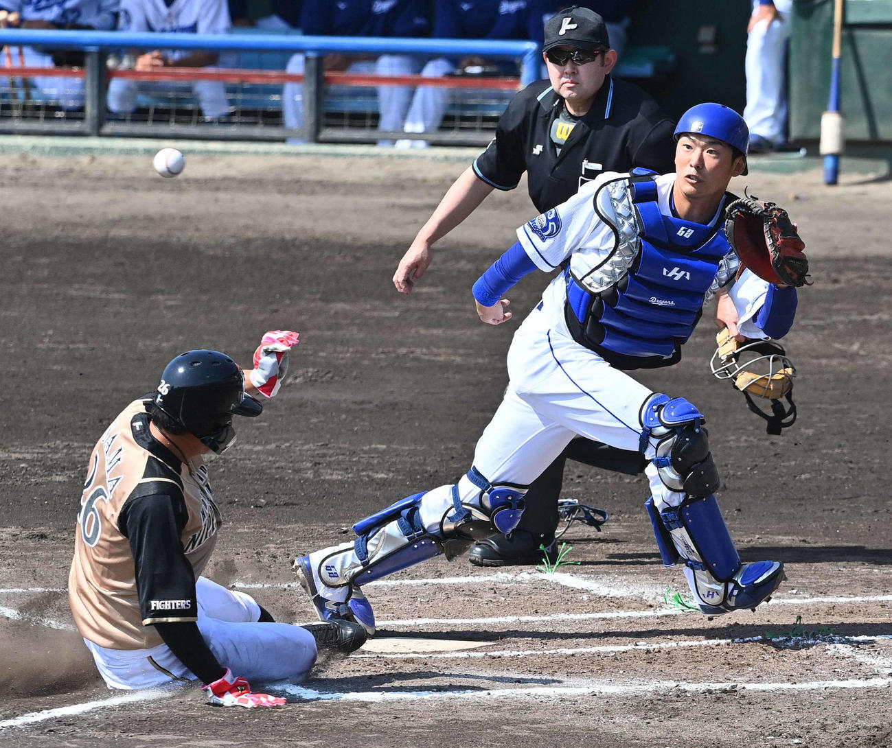 中日対日本ハム　1回表日本ハム1死満塁、大田泰示の左犠飛で生還する浅間大基。捕手は桂依央利（撮影・上田博志）＝2021年2月16日、Agreスタジアム北谷＝沖縄県北谷町