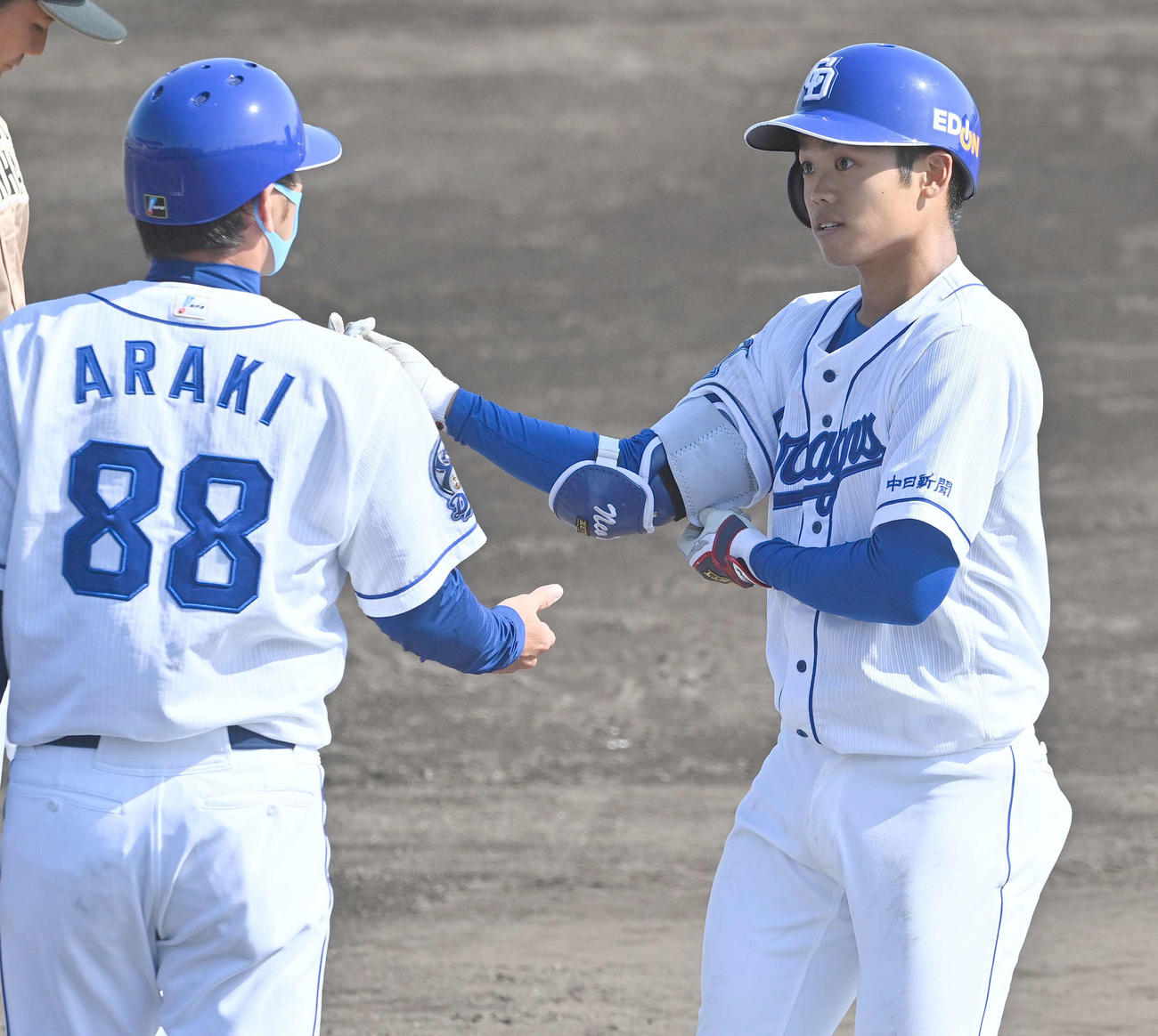 中日対日本ハム　6回裏中日無死、中前安打を放つ根尾昂（撮影・上田博志）＝2021年2月16日、Agreスタジアム北谷＝沖縄県北谷町