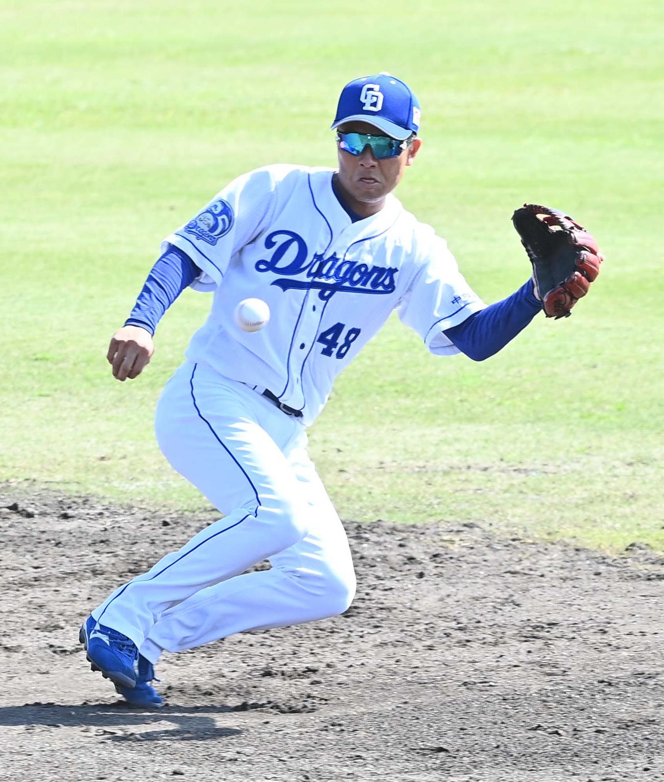 中日対日本ハム　5回表日本ハム2死一塁、近藤健介の二ゴロをさばく溝脇隼人（撮影・上田博志）＝2021年2月16日、Agreスタジアム北谷＝沖縄県北谷町