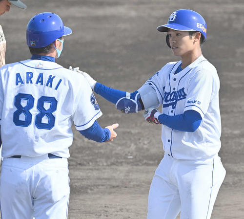 中日対日本ハム　6回裏中日無死、中前安打を放つ根尾昂（撮影・上田博志）＝2021年2月16日、Agreスタジアム北谷＝沖縄県北谷町