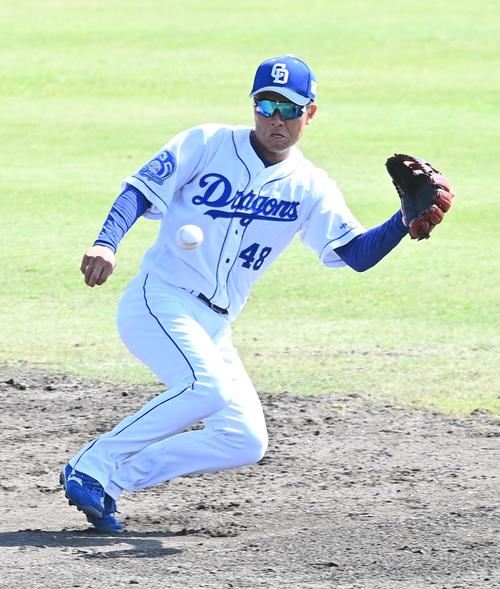 中日対日本ハム　5回表日本ハム2死一塁、近藤健介の二ゴロをさばく溝脇隼人（撮影・上田博志）＝2021年2月16日、Agreスタジアム北谷＝沖縄県北谷町