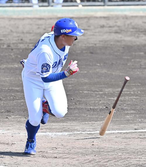 中日対日本ハム　3回裏中日無死、左前安打を放つ伊藤康祐（撮影・上田博志）