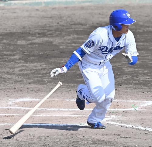 中日対日本ハム　6回裏中日無死、中前安打を放つ根尾昂（撮影・上田博志）＝2021年2月16日、Agreスタジアム北谷＝沖縄県北谷町