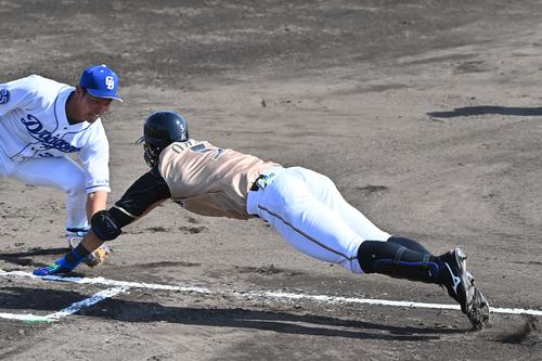 中日対日本ハム　6回表日本ハム1死、内野安打になるはずもオーバーランで憤死する大田泰示（撮影・上田博志）＝2021年2月16日、Agreスタジアム北谷＝沖縄県北谷町