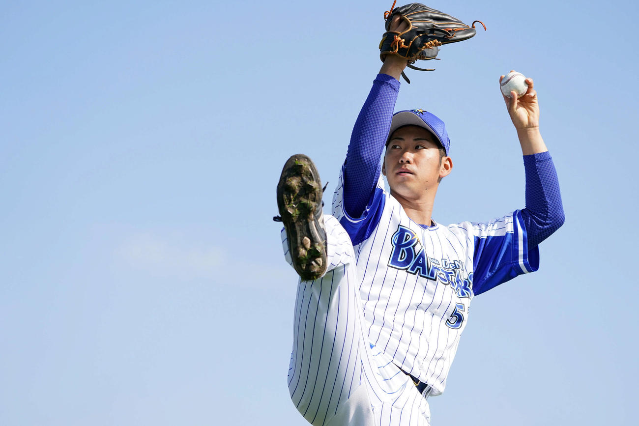 足を高く上げる独特なフォームでキャッチボールをするDeNA池谷（撮影・横山健太）