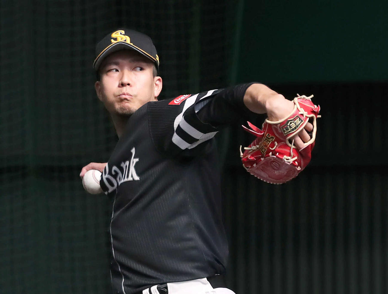 ブルペンで投球する千賀（撮影・球団提供）