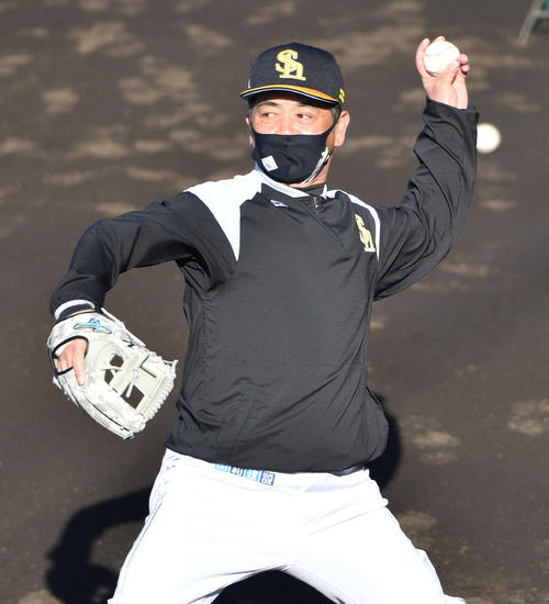 アーリーワークでキャッチボールを行う工藤監督（撮影・岩下翔太）