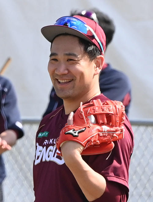 キャッチボールを終えて笑顔の楽天田中将（撮影・山崎安昭）