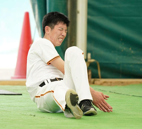 フィジカルトレーニングで険しい表情の巨人戸郷（撮影・鈴木みどり）