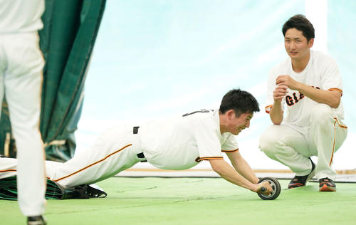 フィジカルトレーニングで険しい表情の巨人戸郷。右は横川（撮影・鈴木みどり）