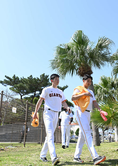 青空の下移動する巨人戸郷（左）と横川（撮影・鈴木みどり）