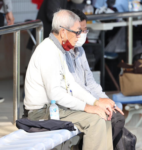 練習試合　阪神対楽天　練習試合を観戦する権藤博氏（撮影・清水貴仁）＝2021年2月16日、かりゆしホテルズボールパーク宜野座
