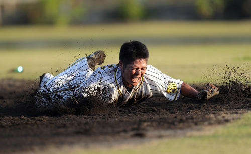 サブグラウンドで矢野監督のデスノックを受ける小野寺（撮影・前田充）