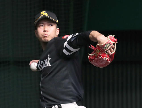 ブルペンで投球する千賀（撮影・球団提供）